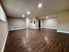 Building Photo - Newly Renovated 2-Bedroom Apartment in Ser...