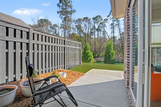 Building Photo - 3 BED | 3.5 BATHS | TWO CAR GARAGE | HERB RIVER | FURNISHED TOWNHOME