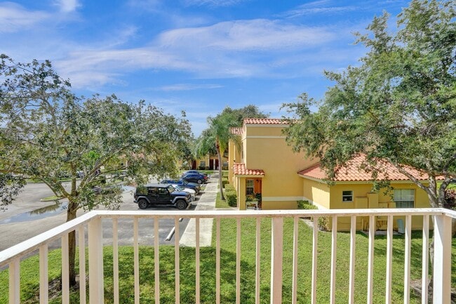 Building Photo - Townhouse with 2 Beds, 2.5 Baths, In-Unit Washer/Dryer