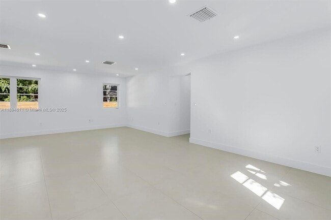 Building Photo - 524 NE 65th St
