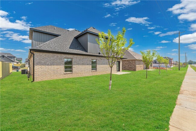 Building Photo - 7001 SW Basswood Ave