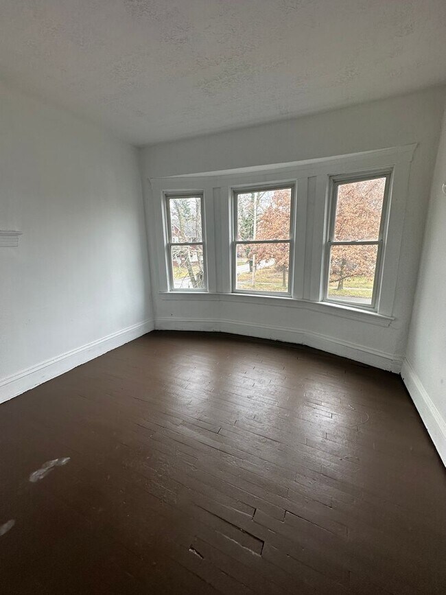 Building Photo - Cleveland East Side 4 Bedroom