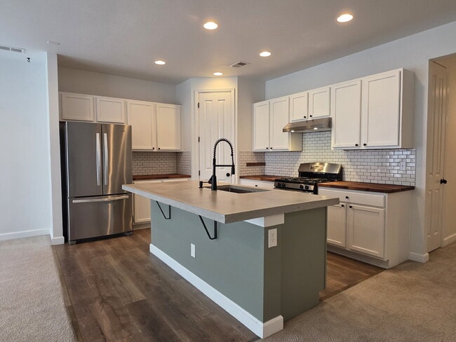 Building Photo - 25606 E Bayaud Ave