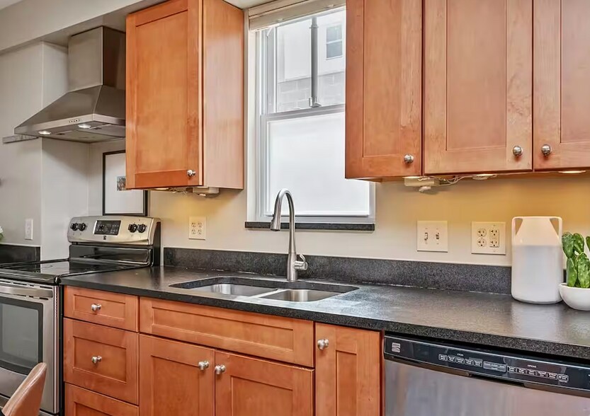 Building Photo - 187 42nd St