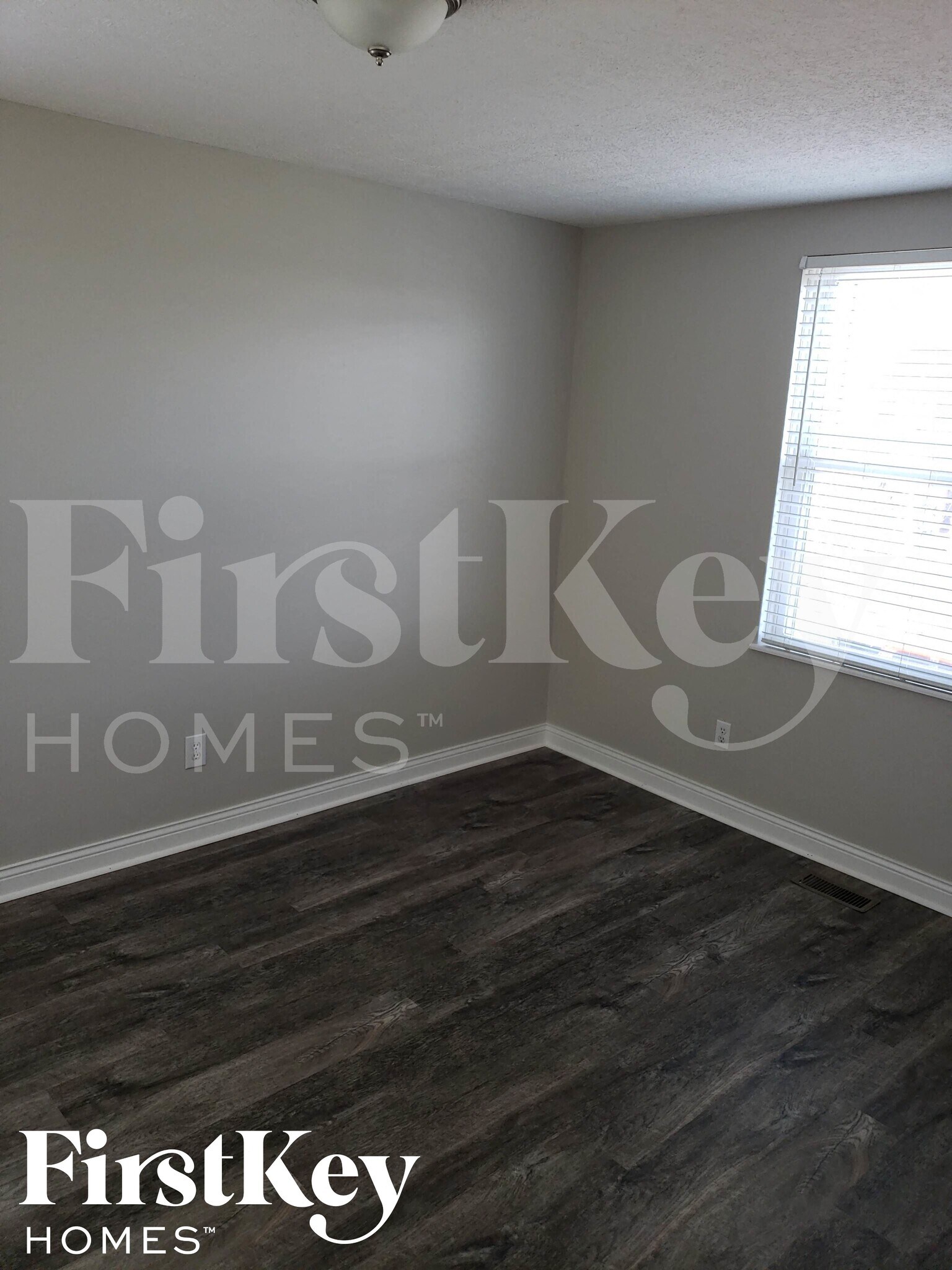 Building Photo - 1527 W Quail Run Dr