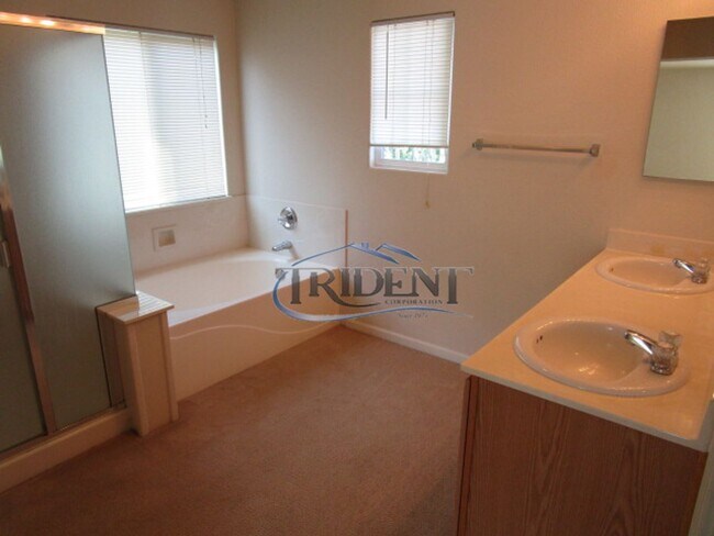 Building Photo - 3bedroom 2 .5 bath near schools and parks