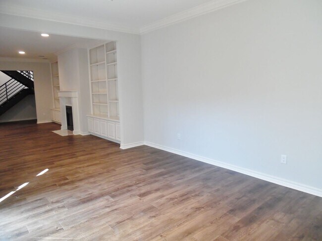 Building Photo - Wonderfully Remodeled Duplex Near River Cr...