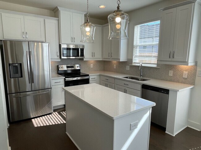 Building Photo - Townhouse in the Lovely Townes of Auburn