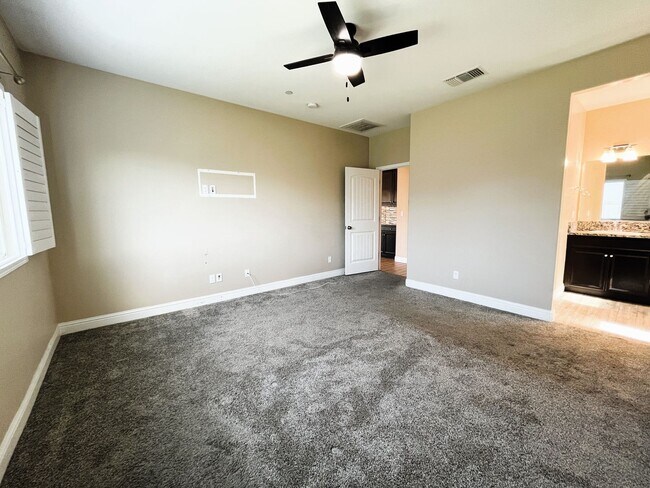 Building Photo - Stunning Luxury Home for Rent in Shafter