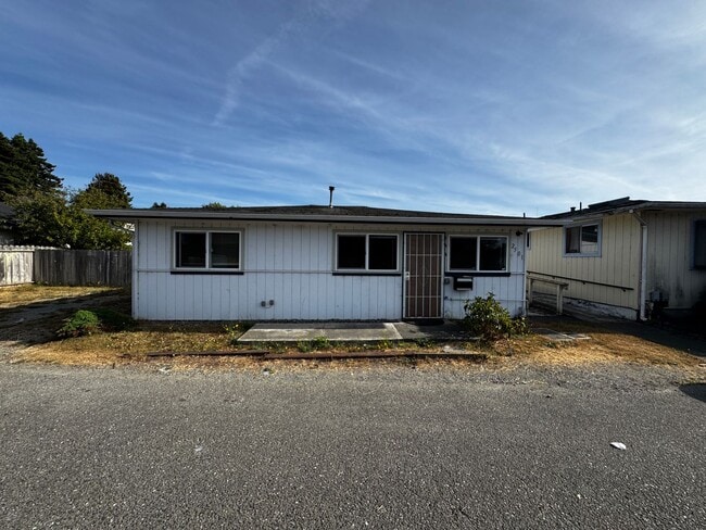Primary Photo - Spacious 2 Bed 1 Bath Home!