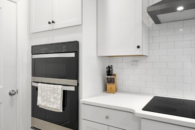 Building Photo - NEW TOWNHOME