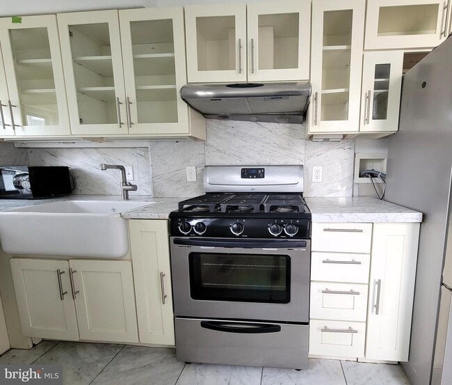 Building Photo - 10 Charlton St