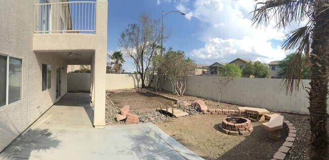 Building Photo - Spacious 3Bed/3Bath Two Story Home Located...