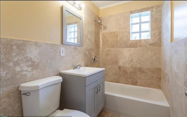 Building Photo - 808 W 4th St