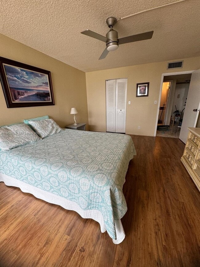 Building Photo - 800 Parkview Dr