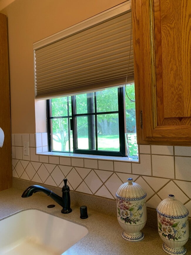 Building Photo - Studio