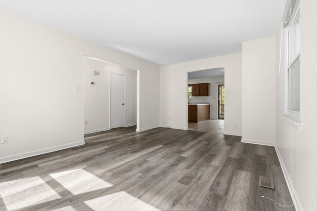 Building Photo - Fully Repainted 2be/1.5ba Duplex With Easy Access To The Highway