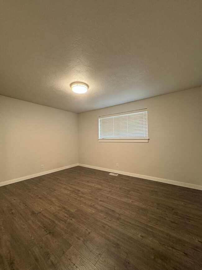 Building Photo - Spacious 4 Bed, 3 Bath House for Rent