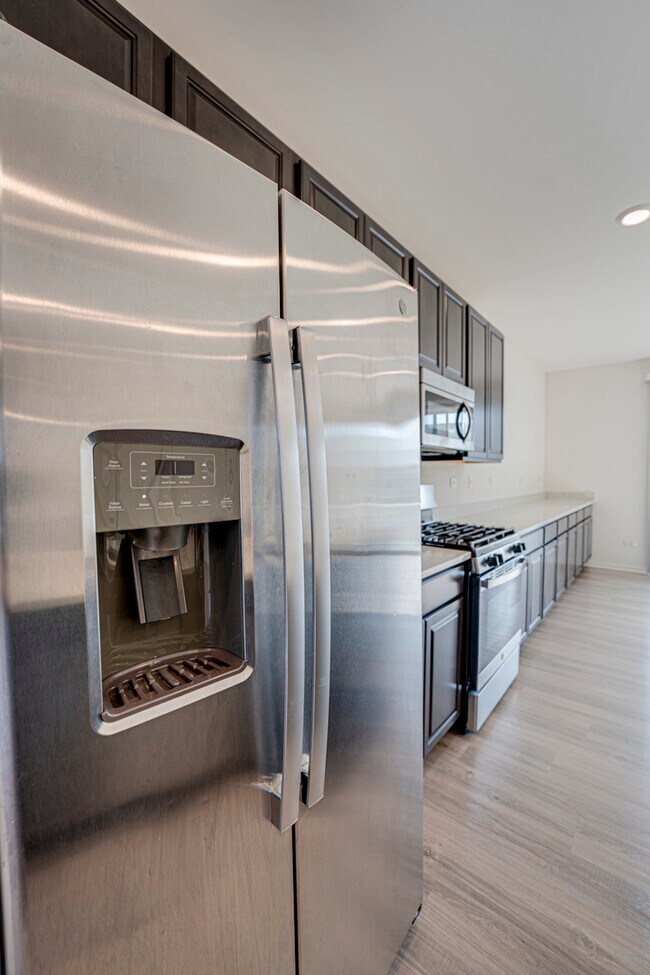 Building Photo - 2945 Showplace Dr