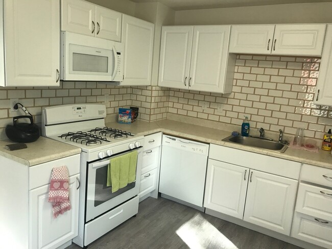 Building Photo - 2BR Updated Midtown Home - Available Now!