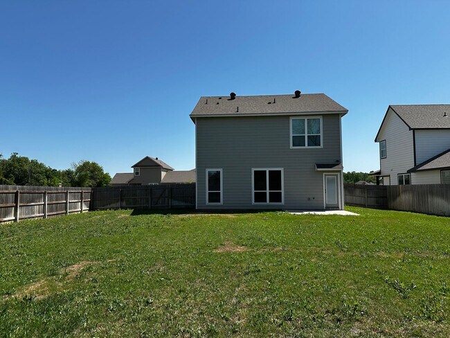 Building Photo - 4 bed 3 bath new build in the Lakes at University Place