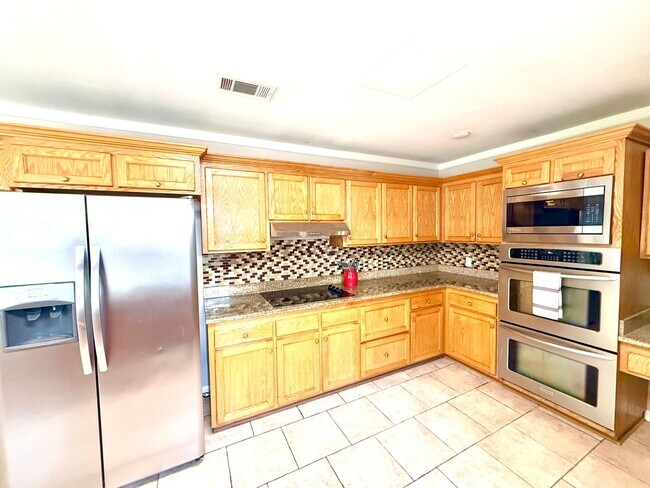 Building Photo - Stylish, Spacious & In a Prime Baton Rouge...