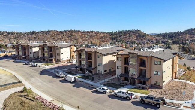 Building Photo - LUXURY 2 Bed, 2 Bath NEAR Garden of the Gods