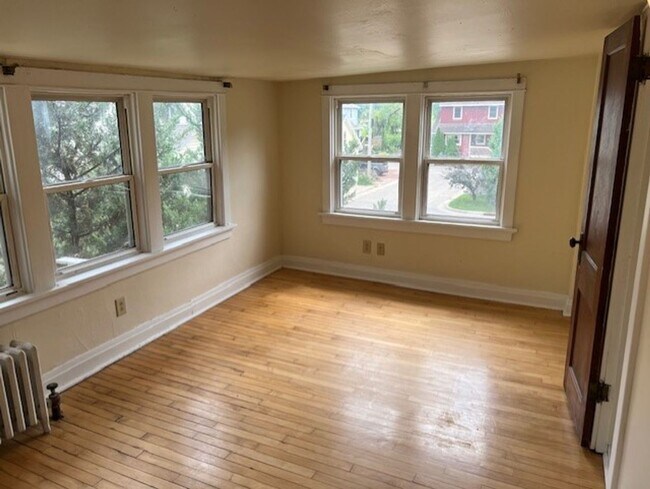 Building Photo - 2 Bedroom / 1 1/2 bath in Lake neighborhood