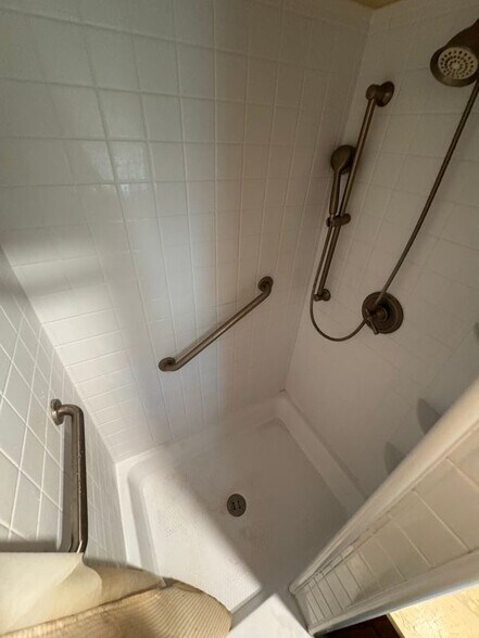 Building Photo - 8000 Oakland Ave