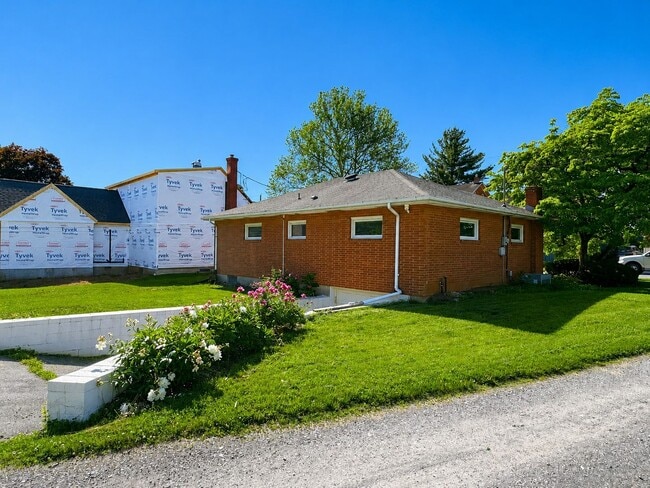Building Photo - Charming 2 Bedroom Home in Prime Lititz Location - Attached Garage & Large Unfinished Basement