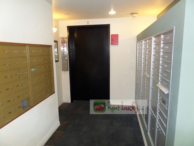 Building Photo - Super Cute Studio w/Parking in Fantastic Downtown Seattle Location!!