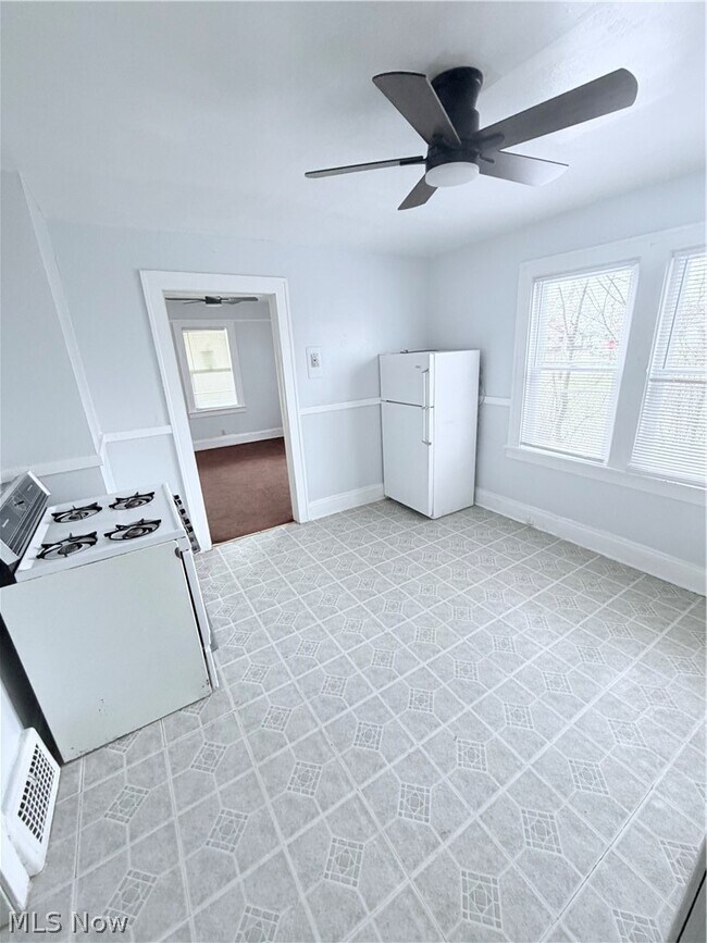 Building Photo - 14011 Glendale Ave