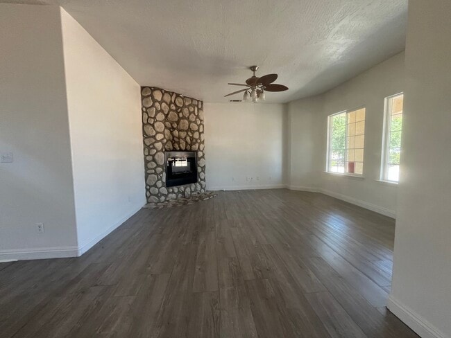Building Photo - 3 bed 2 bth in Apple Valley. Apply today!
