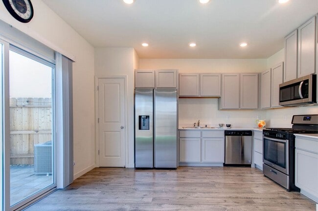 Building Photo - Terrific 4 bedroom available for rent - Al...