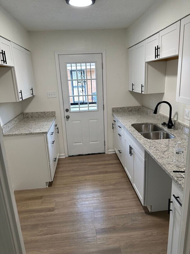 Building Photo - Charming 2BR Duplex in Memphis