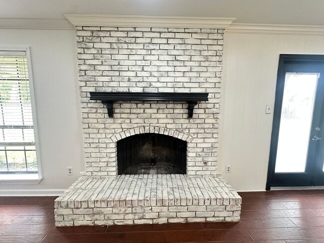 Building Photo - UPDATED IN TOWN SOUTH-LARGE 4/3 BRICK HOME-VERY NICE