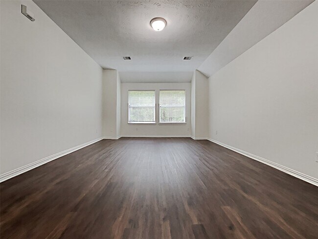 Building Photo - 2213 Oak Cir Dr N