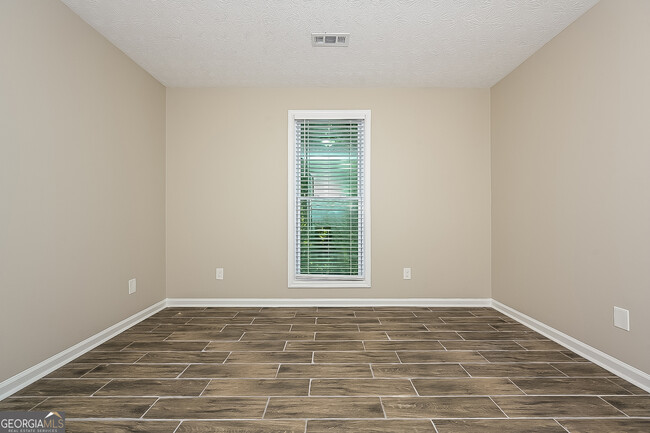 Building Photo - 402 Hawthorne Cir