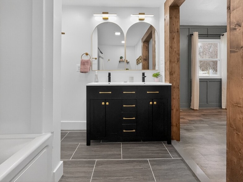 Building Photo - 13 Blinker Ct