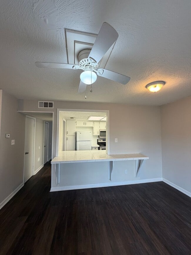 Building Photo - Oak Park Townhome 2/1.5 AVAILABLE NOW