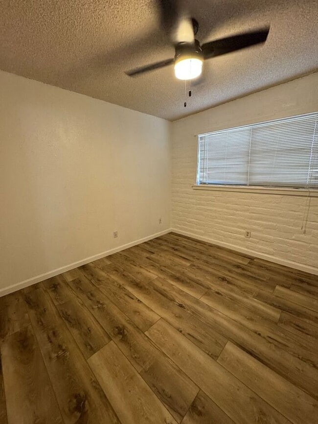 Building Photo - Charming 3 bedroom 2.bath with yard