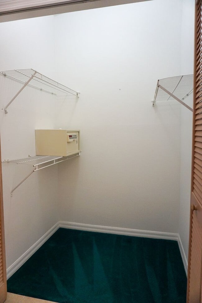 Building Photo - TownHome in Island Club West