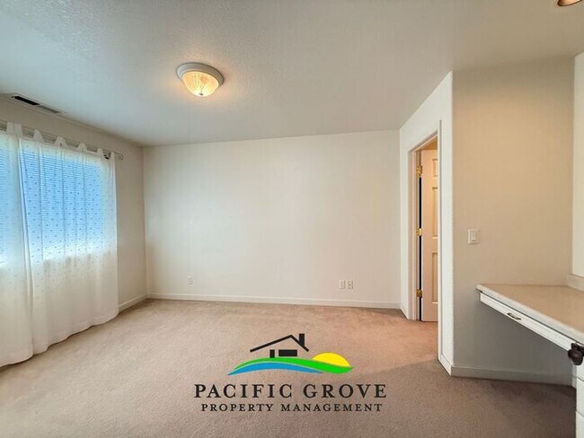 Building Photo - Updated 3 Bedroom in Pacific Grove!