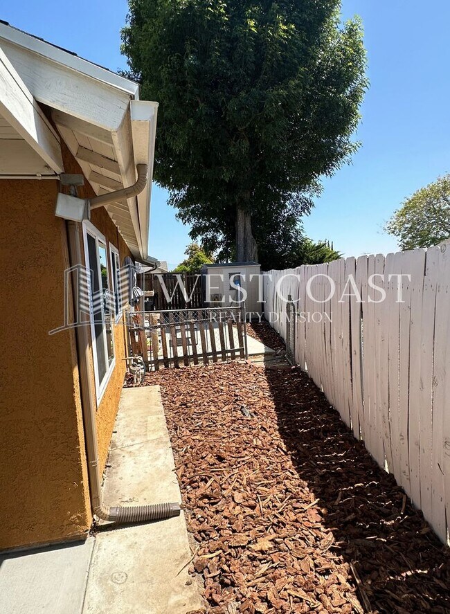 Building Photo - ***REDUCED RENT***Charming 4-Bedroom Home ...