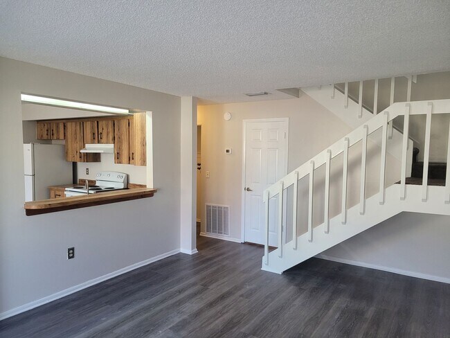 Building Photo - FOR RENT!! CUTE AND COZY 2 BED 1.5 BATH WITH GARAGE (MOVE IN SPECIAL)...