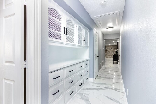 Building Photo - 1021 Villa Siete