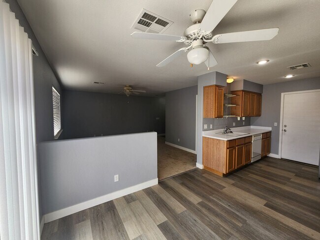 Building Photo - HENDERSON: 3 bed/2.5 bath Townhome with Spacious Kitchen, Private Backyard, Large Primary Suite &...