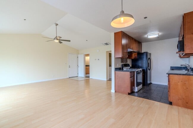 Building Photo - 1024 San Luis Cir