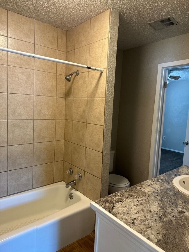 Building Photo - 2 bed 1 bath duplex!