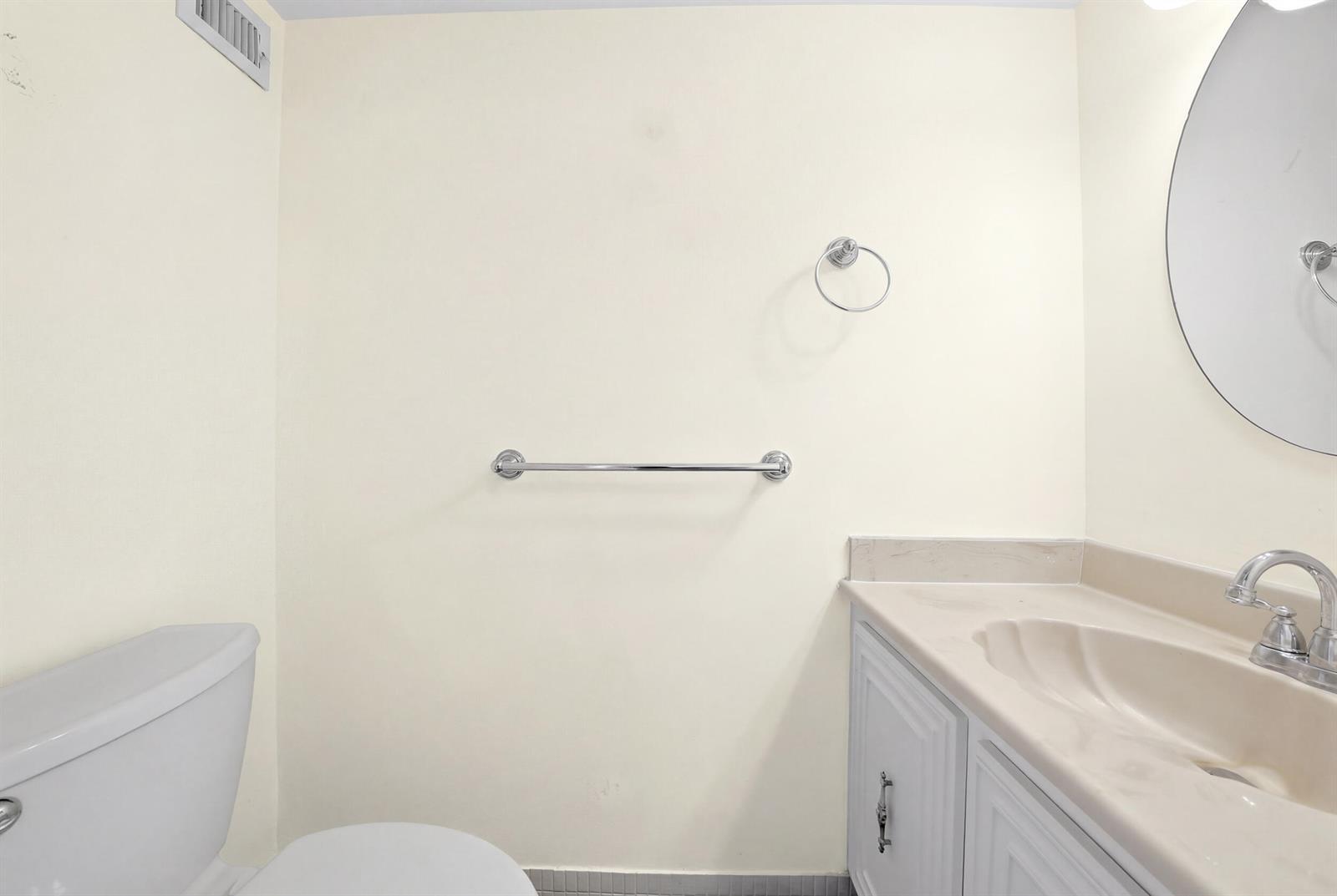 Building Photo - 1000 Parkview Dr